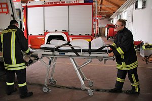 Junge Feuerwehrleute bei DRK-Ausbildung
