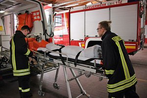 Junge Feuerwehrleute bei DRK-Ausbildung