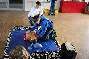 Junge Feuerwehrleute bei DRK-Ausbildung