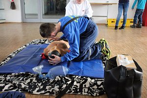 Junge Feuerwehrleute bei DRK-Ausbildung