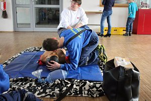 Junge Feuerwehrleute bei DRK-Ausbildung