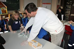 Junge Feuerwehrleute bei DRK-Ausbildung