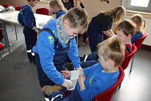 Junge Feuerwehrleute bei DRK-Ausbildung