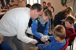 Junge Feuerwehrleute bei DRK-Ausbildung