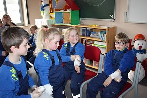 Junge Feuerwehrleute bei DRK-Ausbildung