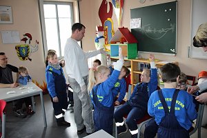 Junge Feuerwehrleute bei DRK-Ausbildung