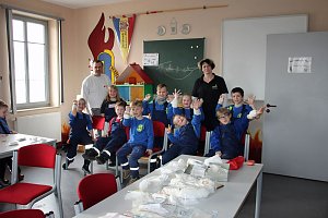 Junge Feuerwehrleute bei DRK-Ausbildung