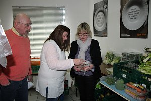 Es ist ja nicht nur das es f&uuml;r die Tafeln immer schwieriger wird Lebensmittel zu erhalten, es werden auch juristische Steine in den Weg gelegt, wie kn heute erfahren hat  Am sp&auml;ten Vormittag informierte sich das Landtagsmitglied Babett Pfefferlein (B&uuml;ndnis 90 / Die Gr&uuml;nen), zum letzten Mal bereits 2015) &uuml;ber die Arbeit der Sondersh&auml;user Tafel in der Bed&uuml;rftige der Stadt Sondershausen sich mit ko