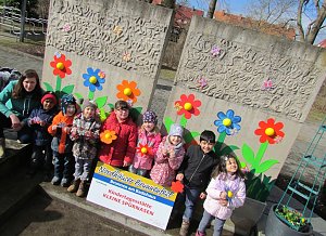 Knirpse aus Ost bereiten Brunnenfest vor