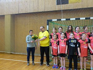 Handballerinnen der E-Jugend erhielten neue Spielkleidung