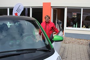 DRK mit E-Auto zum Testen