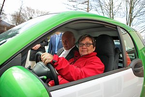 DRK mit E-Auto zum Testen