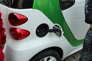 DRK mit E-Auto zum Testen