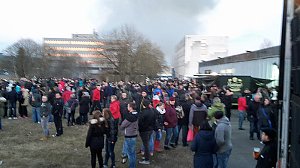 Stimmung beim Osterfeuer mit Hindernissen