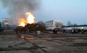Stimmung beim Osterfeuer mit Hindernissen