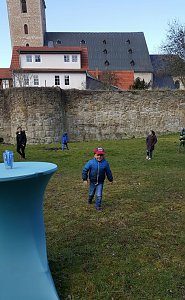 Ostereiersuche im Pfarrgarten.