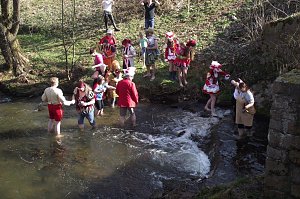 Mutig in den eiskalten Fluss