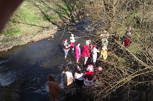 Mutig in den eiskalten Fluss