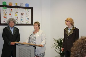 Landr&auml;tin &uuml;bergibt neues Schulgeb&auml;ude
