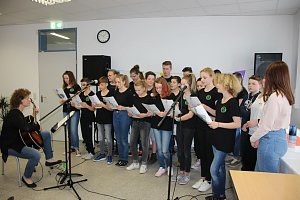 Landr&auml;tin &uuml;bergibt neues Schulgeb&auml;ude