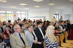 Landr&auml;tin &uuml;bergibt neues Schulgeb&auml;ude