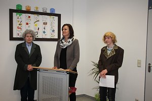 Landr&auml;tin &uuml;bergibt neues Schulgeb&auml;ude