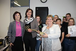 Landr&auml;tin &uuml;bergibt neues Schulgeb&auml;ude