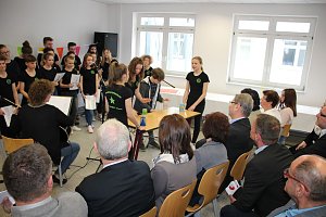 Landr&auml;tin &uuml;bergibt neues Schulgeb&auml;ude