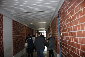 Landr&auml;tin &uuml;bergibt neues Schulgeb&auml;ude