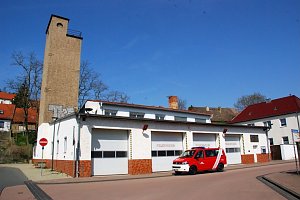 Das Feuerwehrdepot in Hettstedts Obermühlenstraße 12 könnte nach dem Umzug der Technik und Kameraden in den Neubau vielleicht zum Handwerksmuseum umgebaut werden. Die Idee des Landtagsabgeordneten Jens Diederichs könnte helfen, enorme Kosten gegenüber einem Museumsneubau zu sparen. Zudem könnte das traditionsreiche Feuerwehrgerätehaus erhalten werden. Foto: J. Miche