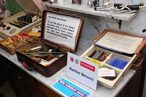 Das Friseurhandwerk ist als Handwerk im wörtlichen Sinne bis heute seinen Traditionen treu geblieben. Und es gibt inzwischen sogar wieder – wie vor mehr als 100 Jahren – Friseure, die in die Wohnungen ihrer Kunden kommen und diesen dort die Haare schneiden. Denn was Friseure können, können nur Friseure, heißt es nicht zu Unrecht in einem Werbespot der Friseurinnung. Foto: J. Miche