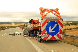 An zwei Baustellenfahrzeugen entlanggeschrammt