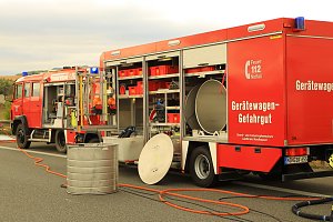 An zwei Baustellenfahrzeugen entlanggeschrammt