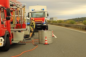 An zwei Baustellenfahrzeugen entlanggeschrammt
