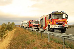 An zwei Baustellenfahrzeugen entlanggeschrammt