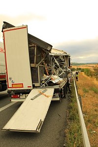 An zwei Baustellenfahrzeugen entlanggeschrammt
