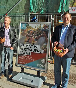 Ostereier an Klein und Gro&szlig; verteilt