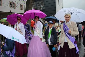 Fliederparade mit Schirm