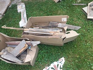 Die Kanzel im Karton, so fand man sie im Schuppen 