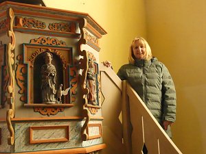 Christina Mitzlaff, die Vorsitzende des Gemeindekirchenrates auf  der Kanzeltreppe