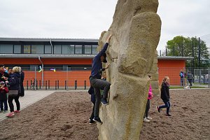 Der neue Sportplatz an der Ellricher Regelschule wurde heute eingeweiht. 
