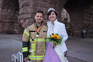 Feuerwehrleute st&uuml;rmen Kyffh&auml;userdenkmal