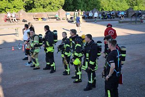 Feuerwehrleute st&uuml;rmen Kyffh&auml;userdenkmal