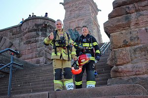 Feuerwehrleute st&uuml;rmen Kyffh&auml;userdenkmal