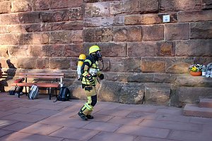 Feuerwehrleute st&uuml;rmen Kyffh&auml;userdenkmal