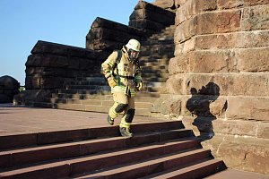 Feuerwehrleute st&uuml;rmen Kyffh&auml;userdenkmal