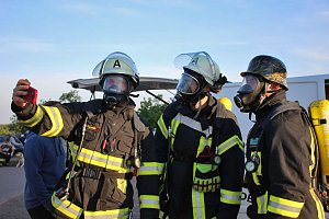 Feuerwehrleute st&uuml;rmen Kyffh&auml;userdenkmal