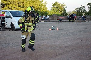 Feuerwehrleute st&uuml;rmen Kyffh&auml;userdenkmal