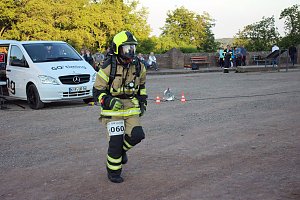 Feuerwehrleute st&uuml;rmen Kyffh&auml;userdenkmal