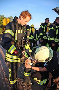 Feuerwehrleute st&uuml;rmen Kyffh&auml;userdenkmal